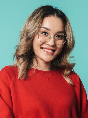 employee 1 - green background